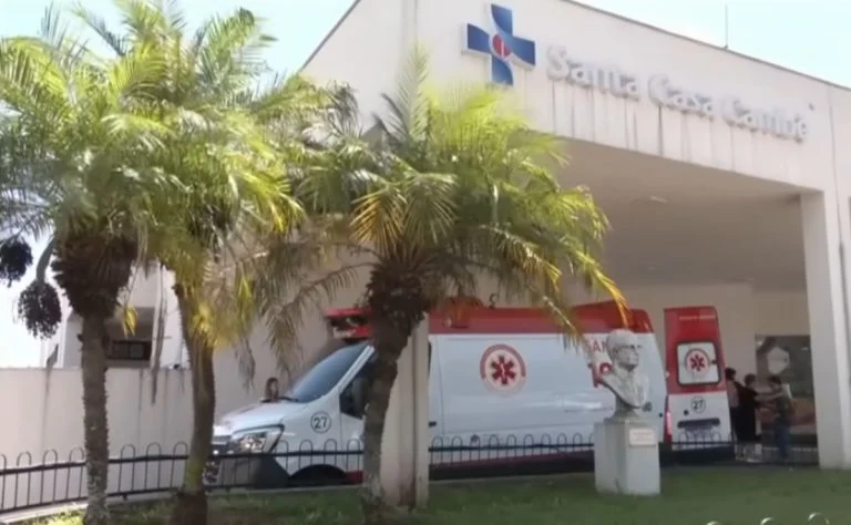 homem-joga-agua-esposa-768×474