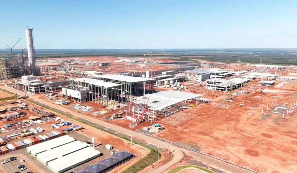 A chilena Arauco, uma das maiores produtoras globais de celulose e derivados de madeira, acelerou as obras de sua megafábrica no Brasi