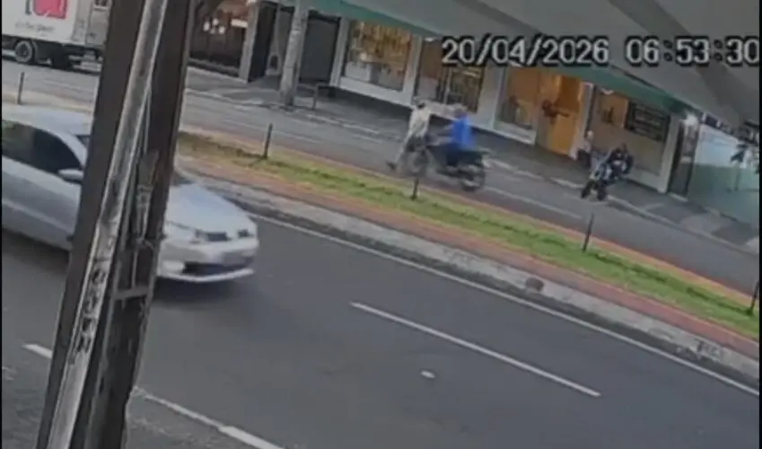 Imagens de câmera de segurança flagraram um atropelamento em Maringá na manhã desta segunda-feira, 19, na Avenida Brasi