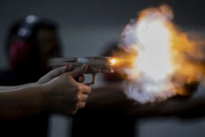 Clube de tiro e customização de arma de fogo.