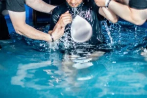 pastora-acusada-homem-afogar-cerimonia-batismo-piscina-1-768×474