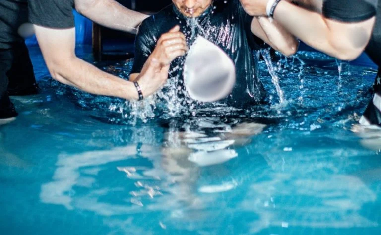 pastora-acusada-homem-afogar-cerimonia-batismo-piscina-1-768×474