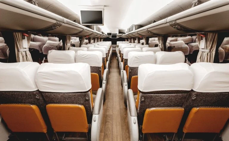 peca-caminhao-atravessa-onibus-1-768×474