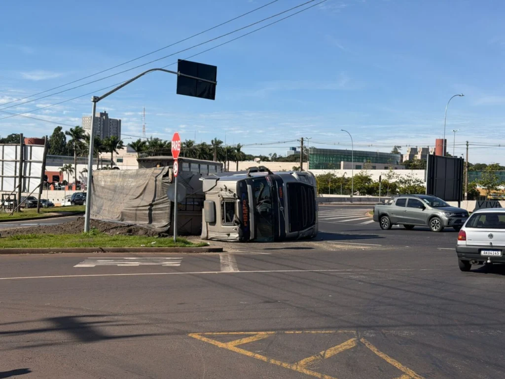 Carreta tomba e provoca congestionamento no Trevo do Catuaí em Maringá Foto 1 WhatsApp Image 2026-05-29 at 13.35.57 (1)