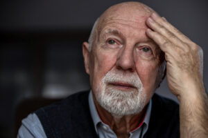 homem idoso preocupado foto istock