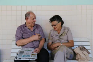 idosos juntos sentados foto pexels