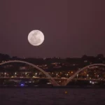 superlua-azul-transforma-ceu-da-capital-em-espetaculo-luminoso-veja