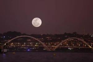 superlua-azul-transforma-ceu-da-capital-em-espetaculo-luminoso-veja