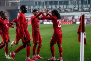 Jogadores-do-Canada-comemorando-gol-em-amistoso-aspect-ratio-512-320