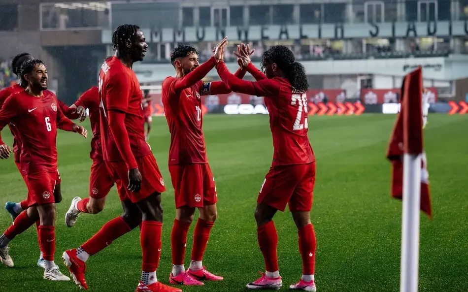 Jogadores-do-Canada-comemorando-gol-em-amistoso-aspect-ratio-512-320