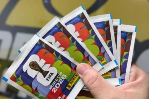 Maringá FM promove live inédita com abertura de 1.000 pacotinhos de figurinhas da Copa