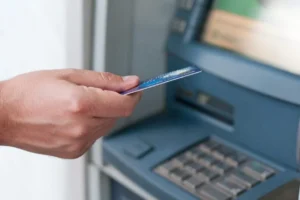 banco-bloqueia-conta-devedores-960×592