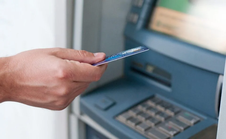 banco-bloqueia-conta-devedores-960×592