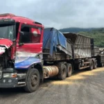 caminhao-perde-freios-descida-serra-derrama-toneladas-soja-br-277-video-960×592
