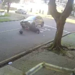 carro-passar-por-cima-moto-acidente-portao-video-768×474