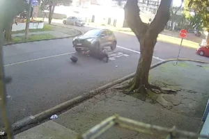 carro-passar-por-cima-moto-acidente-portao-video-768×474