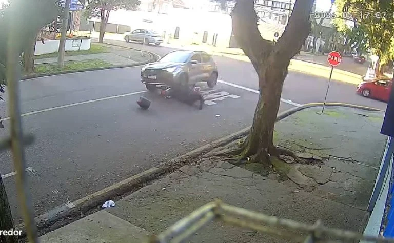carro-passar-por-cima-moto-acidente-portao-video-768×474