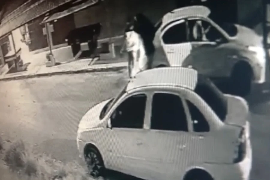 criminosos-invadem-casa-matam-homem-e-levam-esposa-dele-como-refem