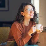 Mulher relaxando e bebendo chá quente foto istock