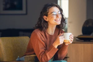 Mulher relaxando e bebendo chá quente foto istock