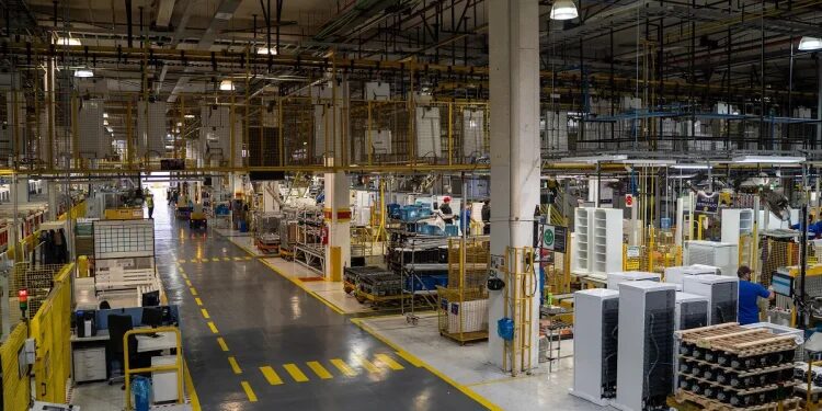Multinacional dona de marca famosa anuncia fechamento de fábrica e demissão de 1.700 trabalhadores