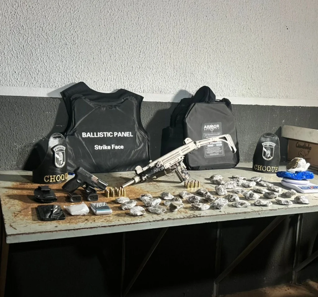 Submetralhadora, pistola, coletes e drogas apreendidos. Foto: Colaboração/GMC Online