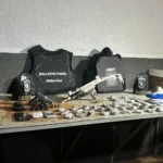 Submetralhadora, pistola, coletes e drogas apreendidos. Foto: Colaboração/GMC Online