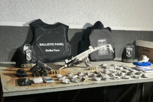 Submetralhadora, pistola, coletes e drogas apreendidos. Foto: Colaboração/GMC Online