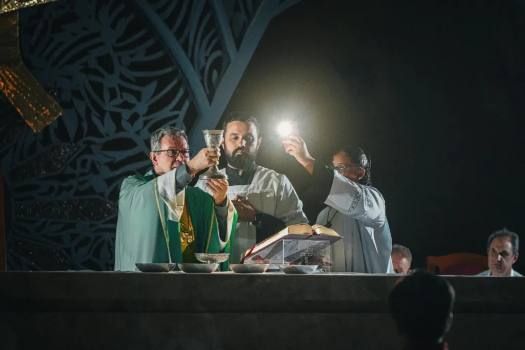 missa-de-santa-rita-e-celebrada-a-luz-dos-celulares-em-mandaguacu-23-06-2026