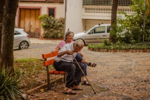 aposentados sentados em banco da praça pexels-delfinotamara-23369549