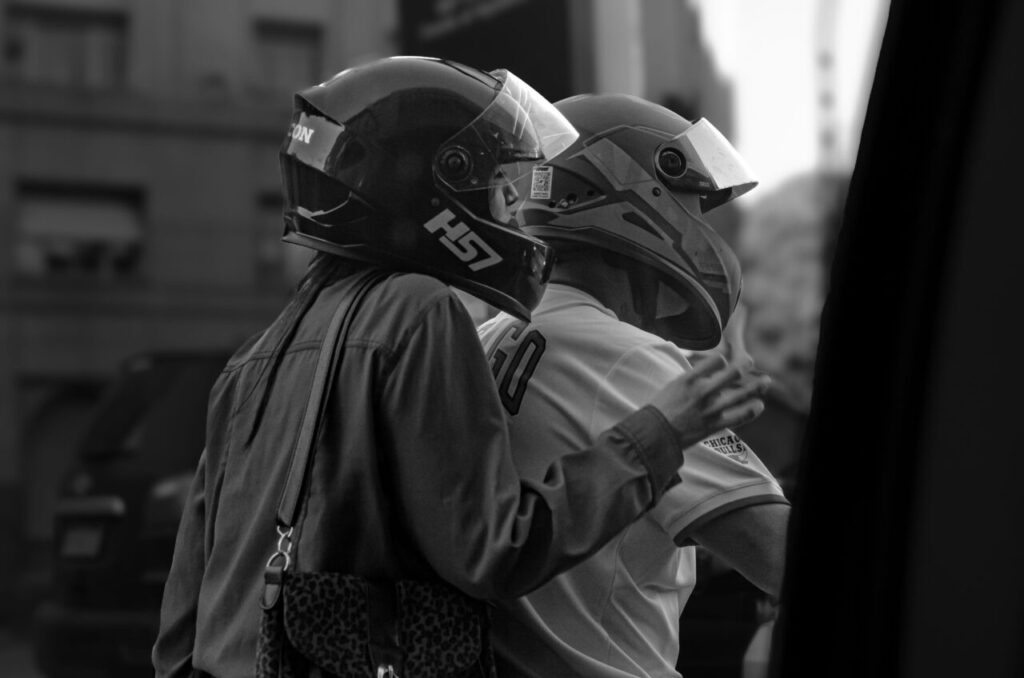 motociclistas de capacete foto pexels
