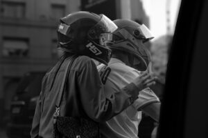 motociclistas de capacete foto pexels