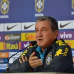 916163-parreira_coletiva_copa-2014