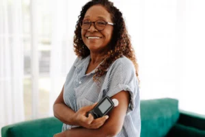 Mulher idosa usando um monitor de glicose flash para gerenciar seu diabetes em casa imagem istock