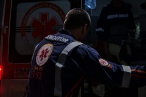 homem foi esfaqueado e socorrido pelo samu